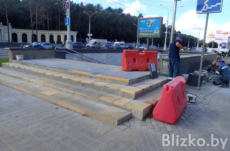 Новые ступени на входе в метро.